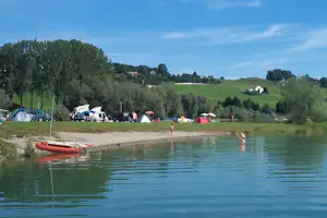 Camping Haute Gruyère -Badestrand mit Bäumen beim Campingplatz