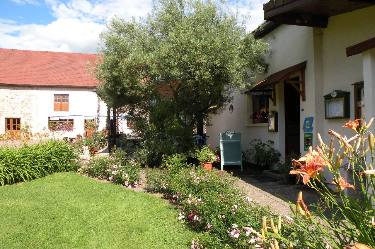 Camping Hautoreille - Blick auf das Rezeptionsgebäude auf dem Campingplatz