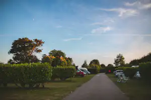 Camping Hawthorn Farm - Sonnenuntergang über den Stellplätzen
