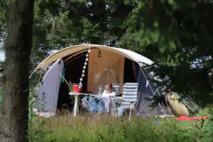 Camping Hebalm - Campinggast der vor dem Zelt sitzt