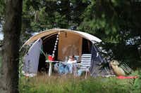 Camping Hebalm - Campinggast der vor dem Zelt sitzt 