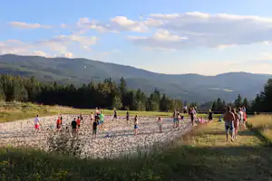 Camping Hebalm - Gäste während eines Beach-Volleyballspiels