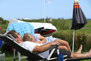 Hedebo Strand Camping - Camper entspannen auf Liegestühlen