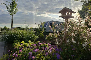Camping Heerlijk Plekkie - Blumengarten neben den Standplätzen