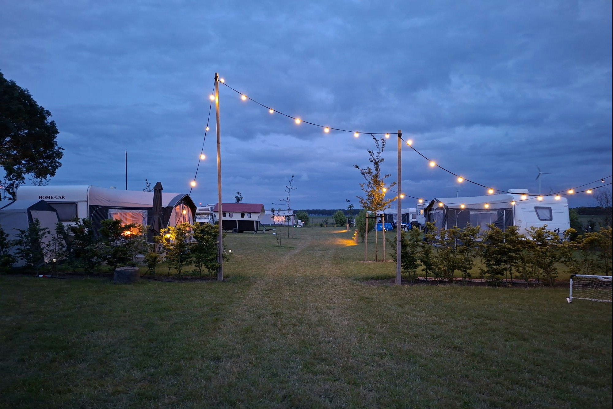 Camping Heerlijk Plekkie - Standplätze auf dem beleuchteten Campingplatz