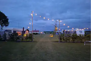 Camping Heerlijk Plekkie - Standplätze auf dem beleuchteten Campingplatz