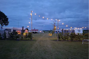 Camping Heerlijk Plekkie - Standplätze auf dem beleuchteten Campingplatz