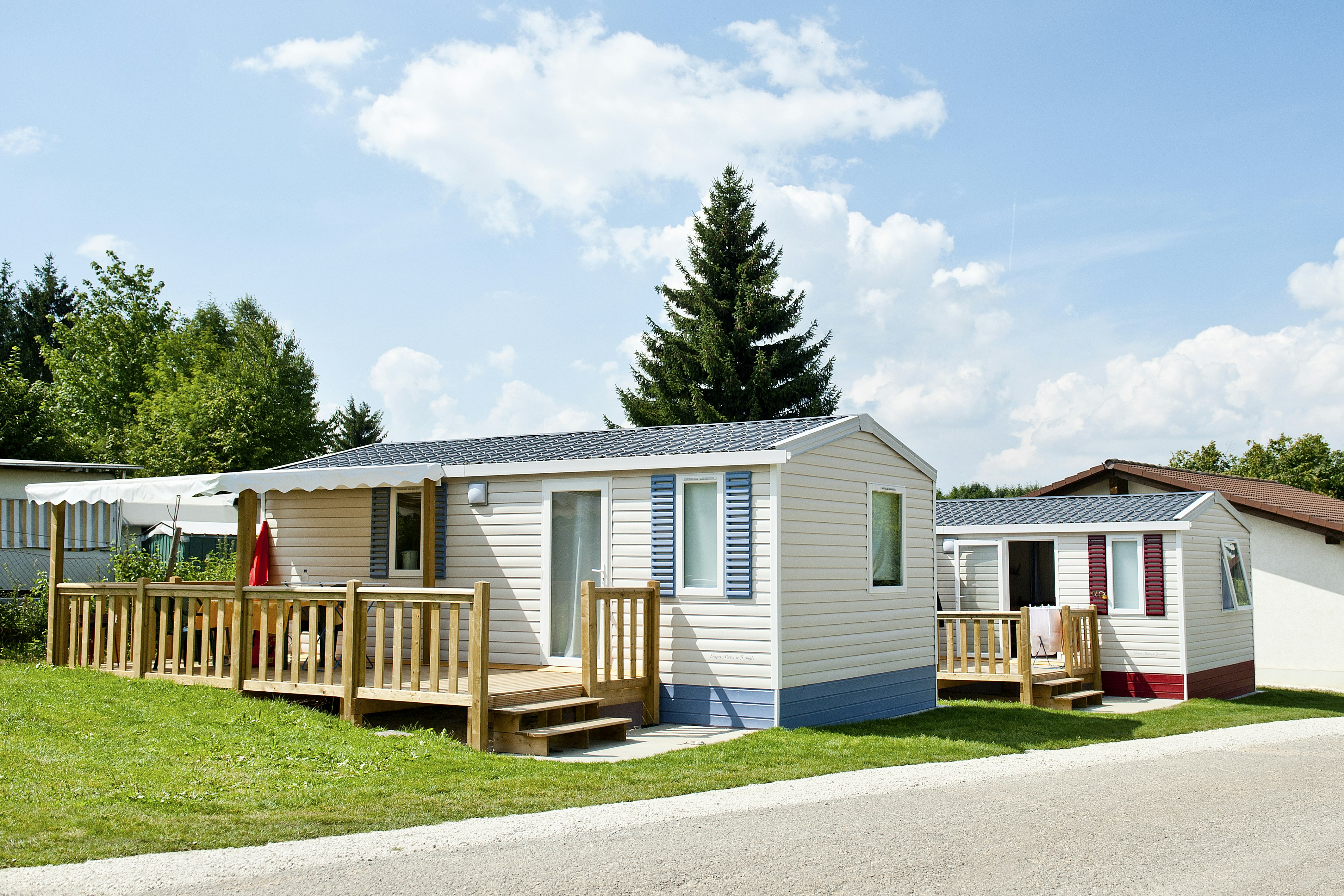 Camping Heidehof - Blick auf die Mobilheime mit Terrasse