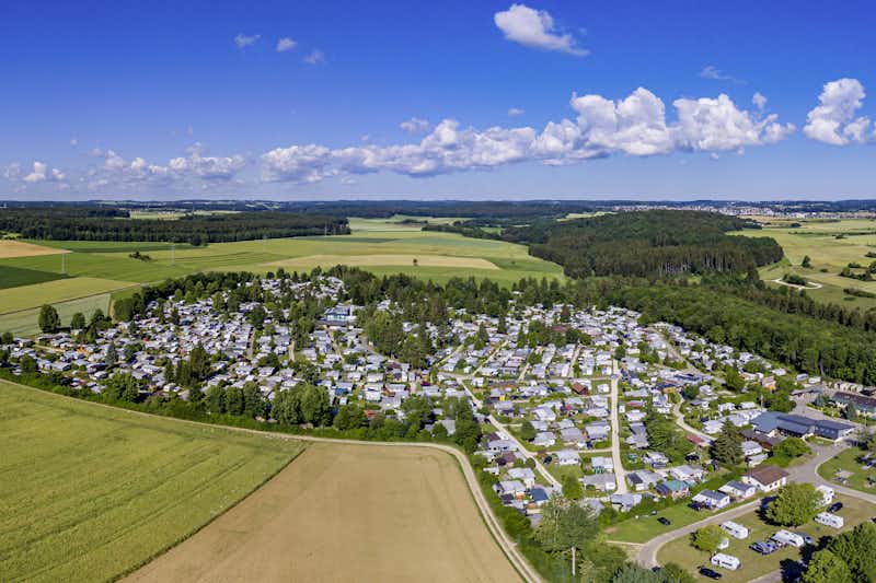 Camping Heidehof - Luftaufnahme des Campingplatzgeländes umgeben von Feldern