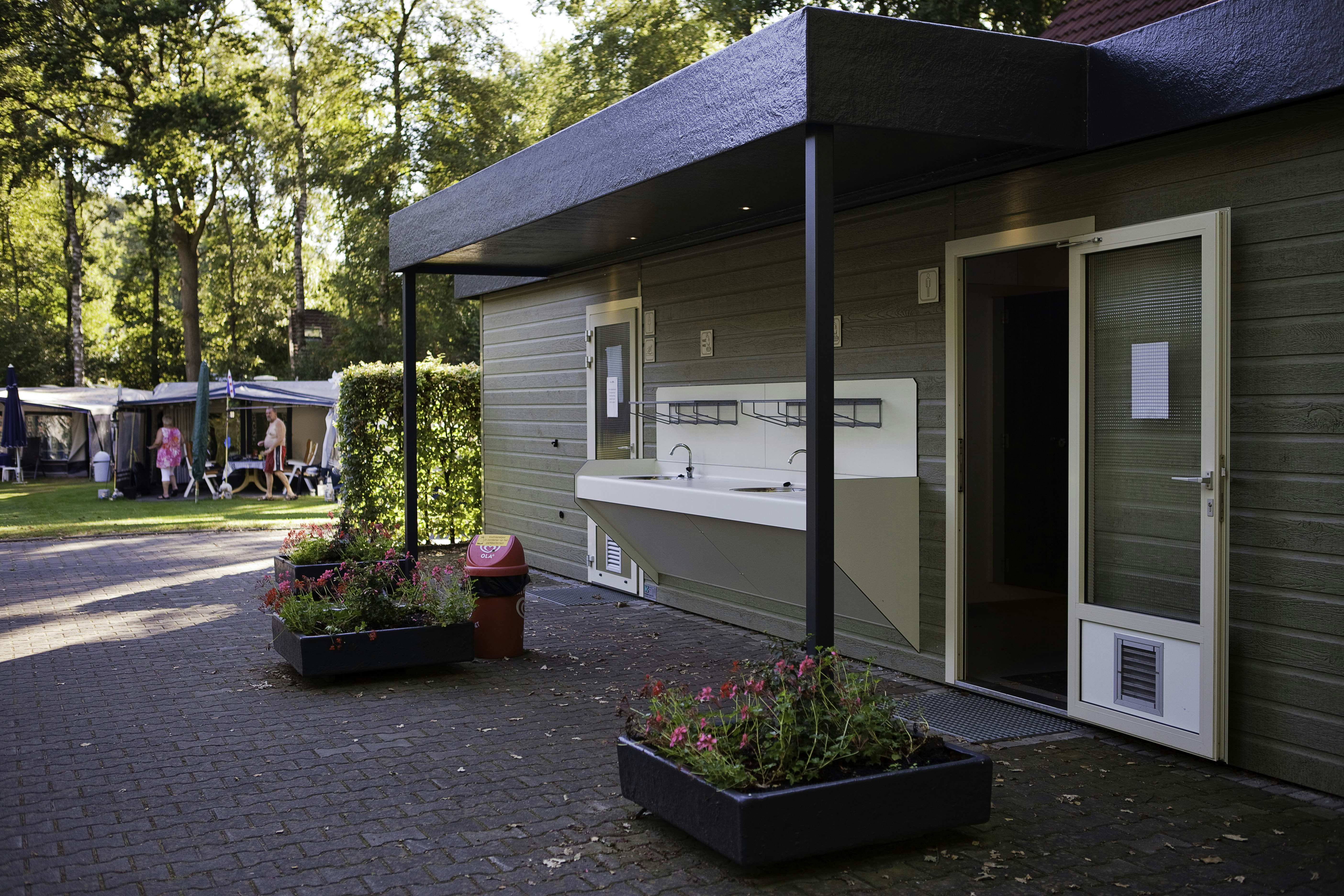 Camping Heidepark - Öffentliches Sanitärgebäude mit Waschbecken auf dem Campingplatz