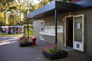 Camping Heidepark - Öffentliches Sanitärgebäude mit Waschbecken auf dem Campingplatz