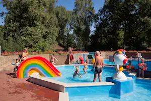 Camping Heidepark - Wasserspielplatz im Planschbecken für Kinder auf dem Campingplatz