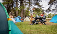 Camping Heidestrand - Gäste beim gemeinsamen Kochen im Freien auf dem Campingplatz