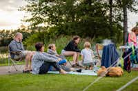 Camping Heidestrand - Gäste beim gemeinsamen Picknicken auf der Wiese