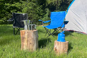 Camping Héiltzerstee - Campingstühle vor einem Zelt auf dem Campingplatz