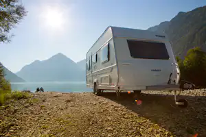 Camping Heiterwanger See - Wohnwagenstellplatz mit Blick auf den See