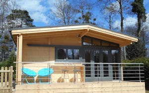 Camping Héliomonde - Mobilheim mit Terrasse auf dem Campingplatz