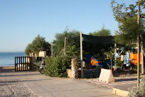 Camping Helios - Stellplätze und der Zugang zum Meer