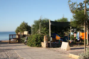 Camping Helios - Stellplätze und der Zugang zum Meer