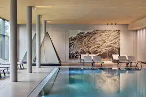 Natürlich Hell - Indoor-Pool mit Liegestühlen