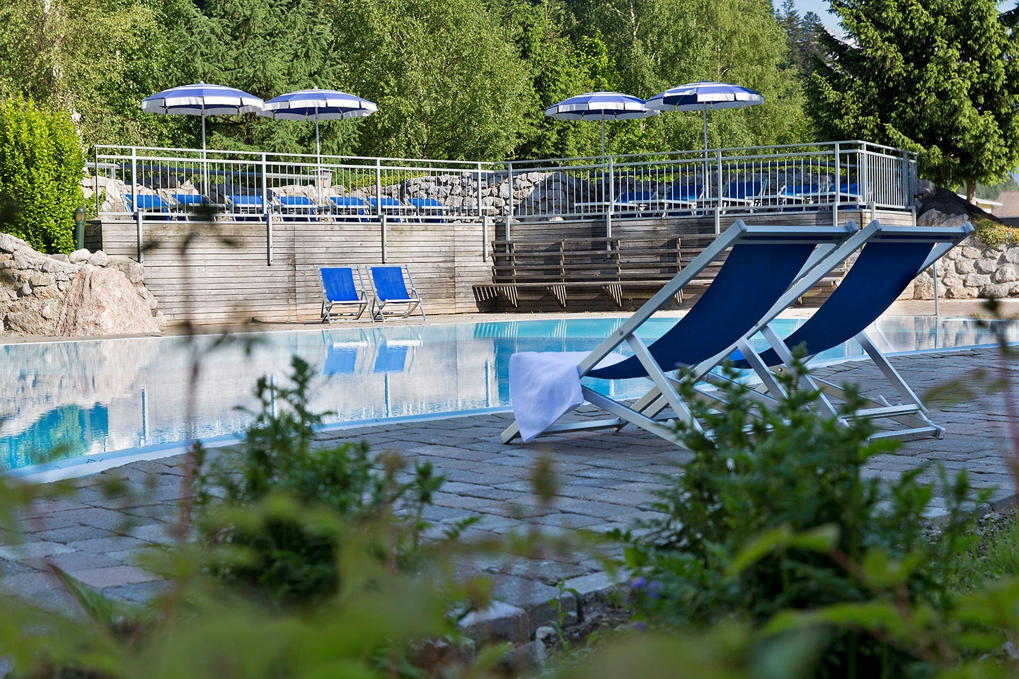Natürlich Hell - Pool im Freien mit Sonnenschirmen