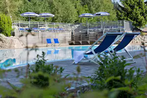 Natürlich Hell - Pool im Freien mit Sonnenschirmen