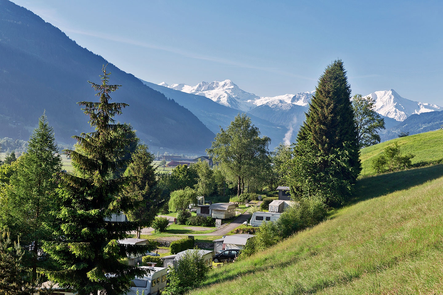 Natürlich Hell - Stellplätze mit Blick in die Berge