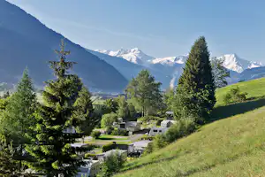 Natürlich Hell - Stellplätze mit Blick in die Berge