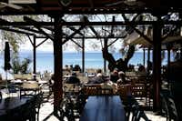 Camping Hellas  -  Restaurant mit Terrasse und Blick auf das Meer