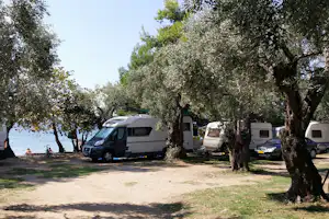 Camping Hellas - Wohnwagen- und Zeltstellplatz zwischen Bäumen am Meer