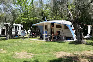 Camping Hellas - Wohnwagen zwischen Bäumen auf dem Campingplatz