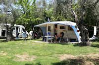 Camping Hellas  -  Wohnwagen zwischen Bäumen auf dem Campingplatz