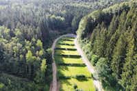 Wildbach Camping - Luftaufnahme der Stellplätze umgeben von Wald