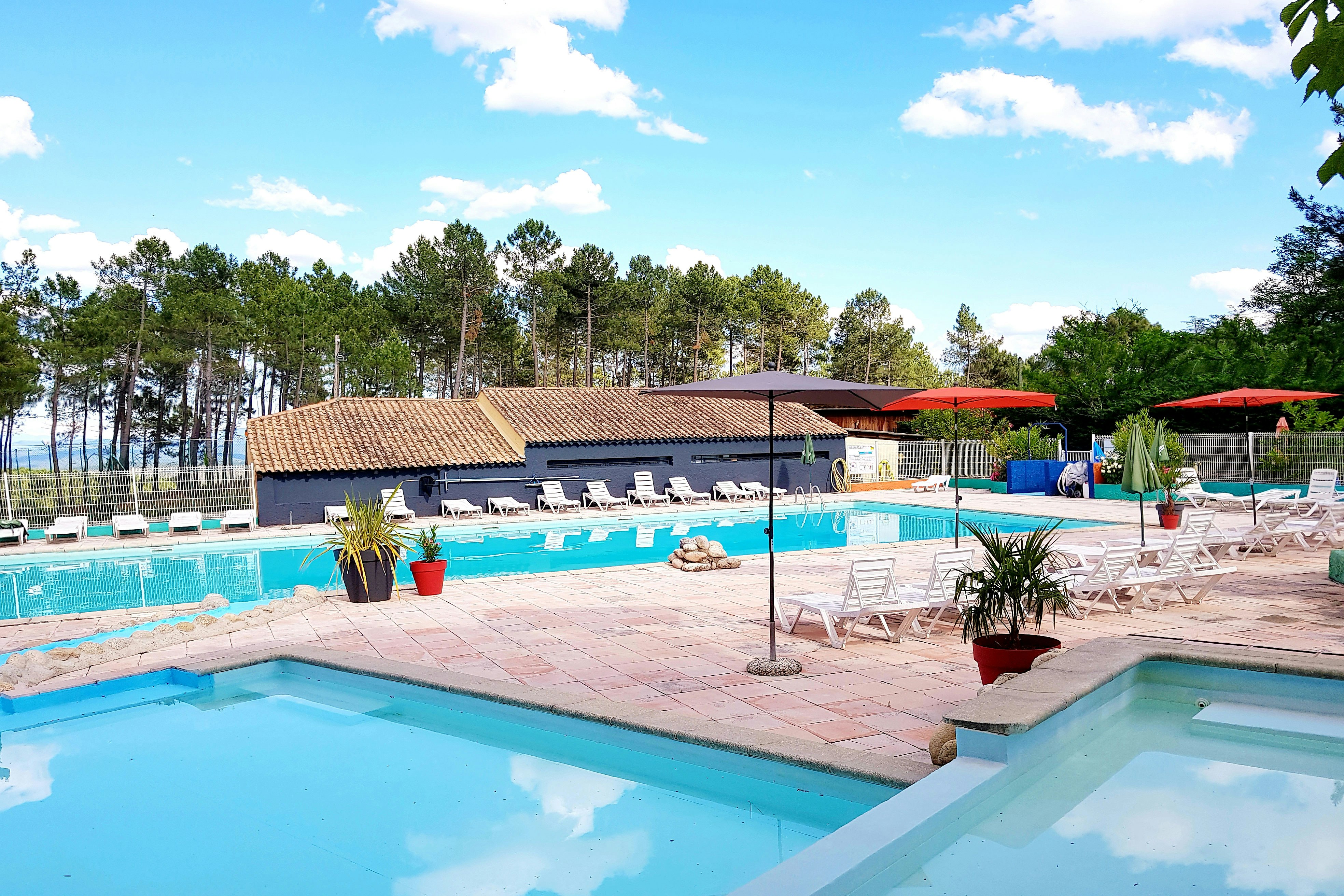 Camping Hello Soleil  - Pool im Freien mit Liegestühlen und Sonnenschirmen