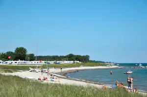 Camping Hemmelmark - Gäste am Badestrand vor dem Campingplatz