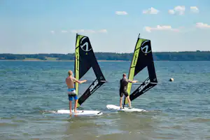 Camping Hemmelmark - Gäste beim Surfen auf der Ostsee vor dem Campingplatz