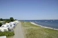 Camping Hemmelmark - Stellplätze und Badestrand auf dem Campingplatz direkt an der Ostsee