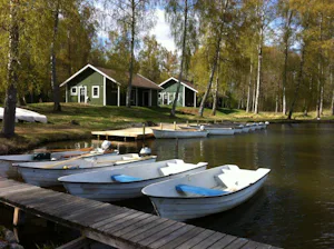 Mobilheim im Grünen am See auf dem Campingplatz Herrfallet