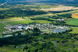 Camping Hessellund Sø - Vogelperspektive auf den Campingplatz mit Blick auf die Natur von Midtjylland