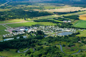 Camping Hessellund Sø - Vogelperspektive auf den Campingplatz mit Blick auf die Natur von Midtjylland