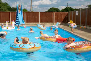 Camping Hestehaven - Kinder im Pool des Campingplatzes