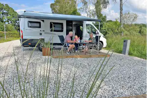 Hestehaven Camping - Campinggäste sitzen auf ihrem Standplatz