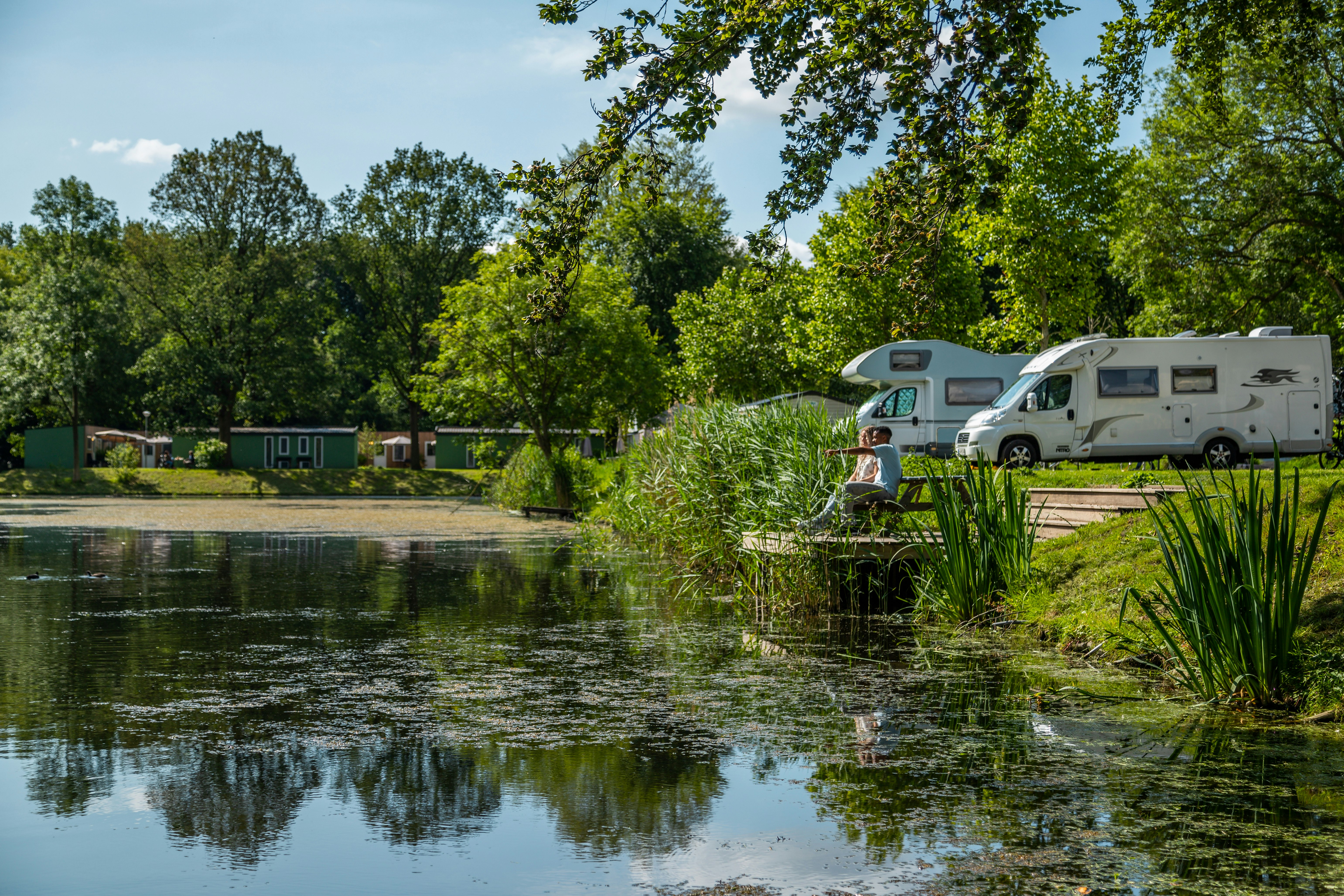 EuroParcs Het Amsterdamse Bos  Camping Het Amsterdamse Bos - Stellplätze am Ufer des Sees