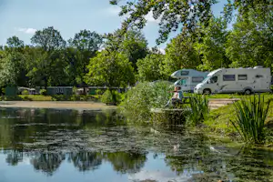EuroParcs Het Amsterdamse Bos Camping Het Amsterdamse Bos - Stellplätze am Ufer des Sees