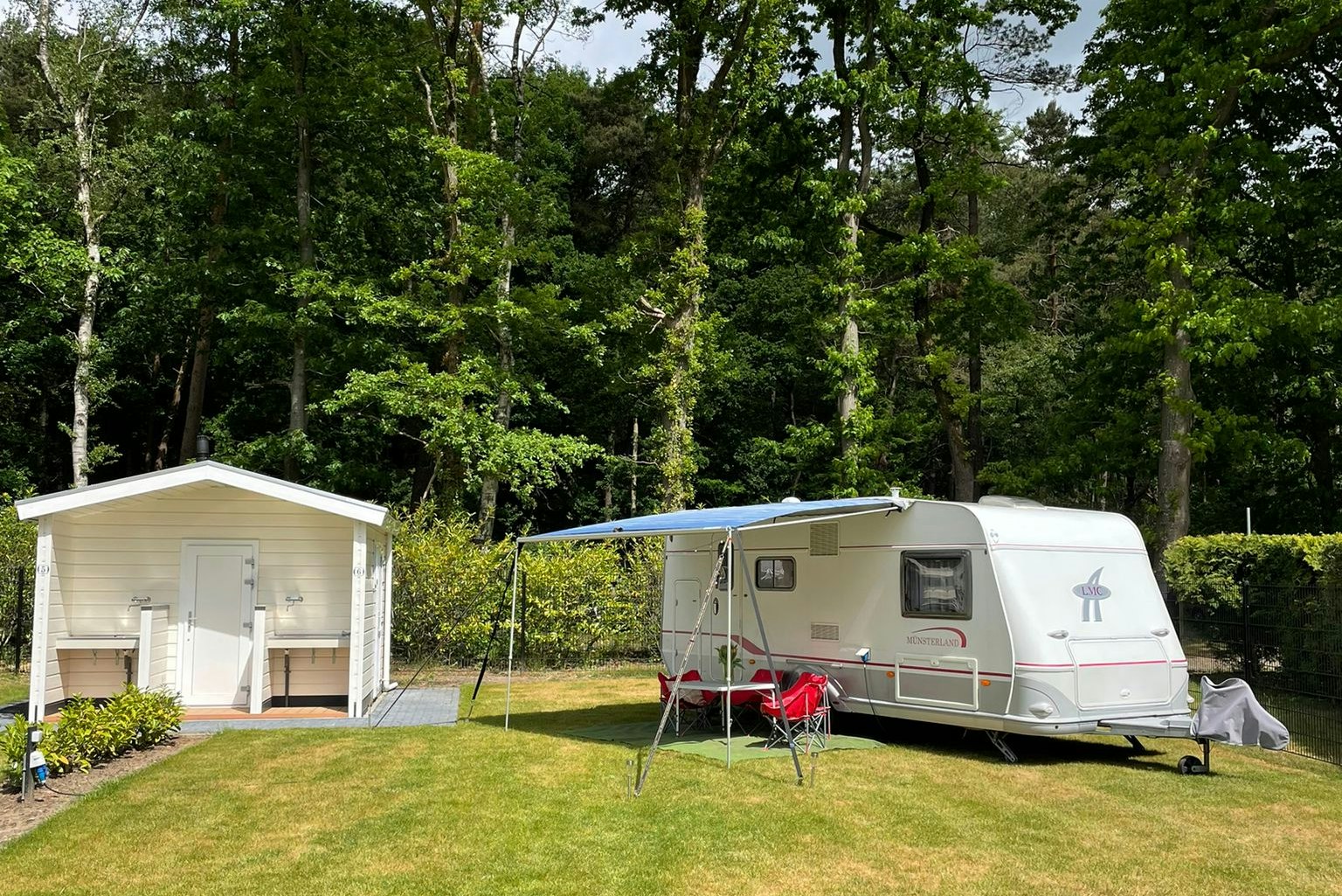 Camping Het Drouwenerzand - Standplatz mit eigener Sanitäreinheit