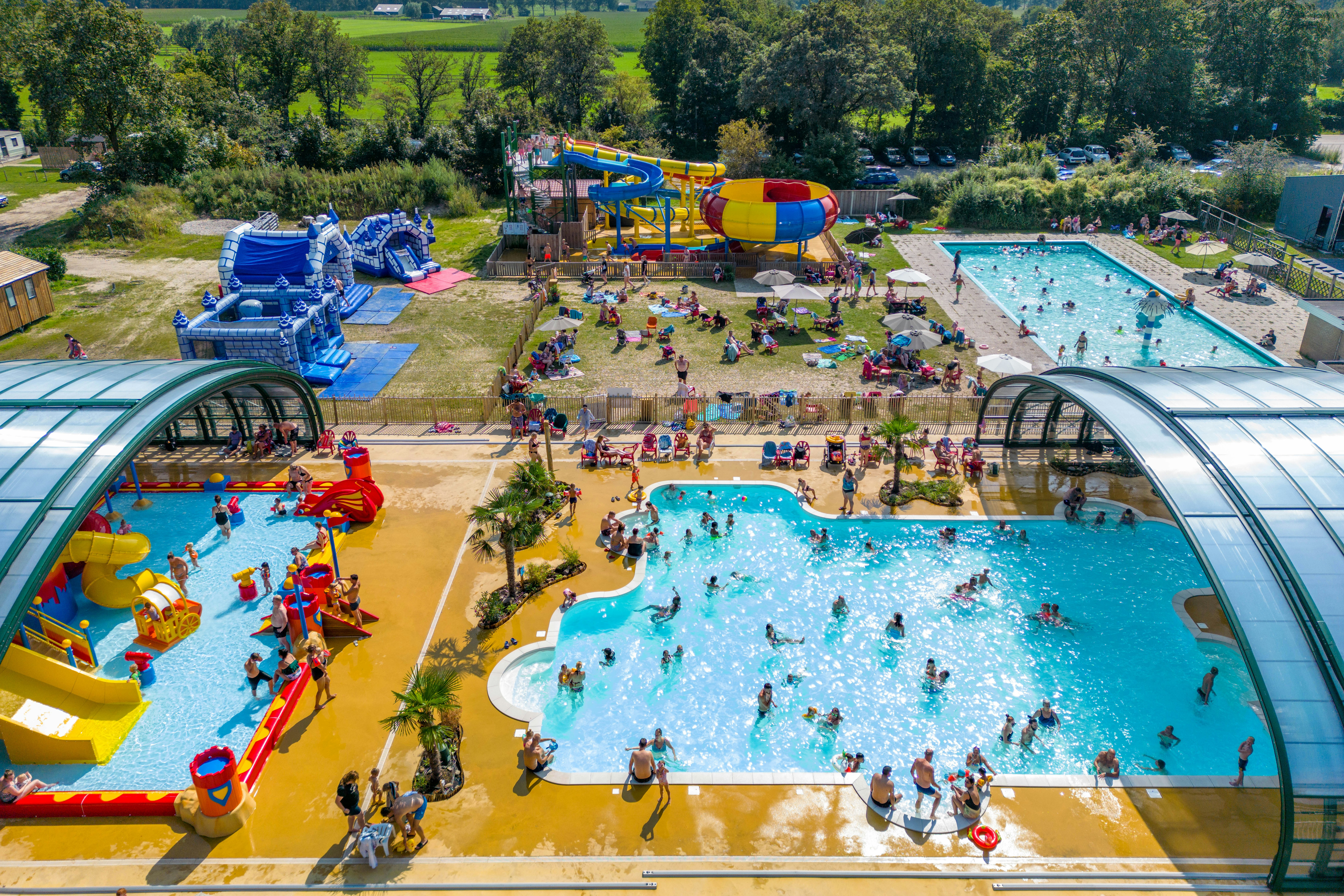 Capfun Camping Eibernest  Camping Het Eibernest - Luftaufnahme des Freibades auf dem Campingplatz