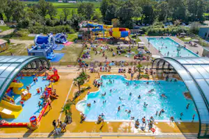 Capfun Camping Eibernest Camping Het Eibernest - Luftaufnahme des Freibades auf dem Campingplatz