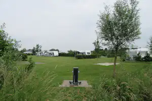 Camping het Klaverblad - schattiger Wohnmobilstellplatz im Grünen auf dem Campingplatz