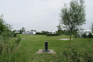 Camping het Klaverblad - schattiger Wohnmobilstellplatz im Grünen auf dem Campingplatz