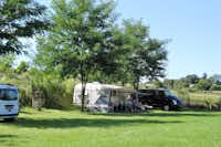 Camping Het Koetshuis - schattiger Stellplatz für Wohnmobile unter Bäumen